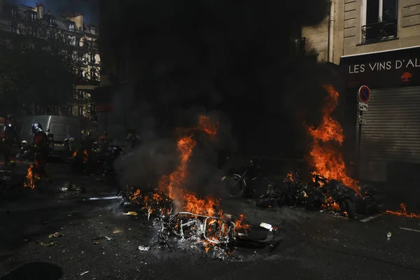 Les Pompiers Pulvérisent Eau Sur Des Scooters Feu Dans Une — Photo