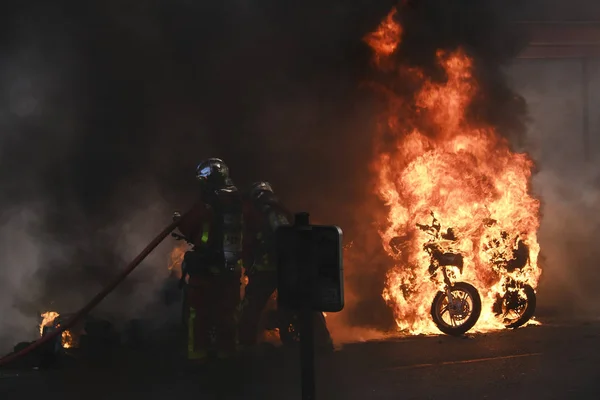 Los Bomberos Rocían Agua Sobre Scooters Llamas Una Calle Durante — Foto de Stock