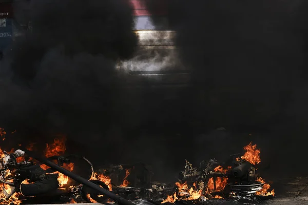 Les Pompiers Pulvérisent Eau Sur Des Scooters Feu Dans Une — Photo