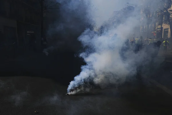 2019年4月20日 フランス パリでエマニュエル マクロンの政策に反対するイエローベスト運動が呼びかけたデモ中 フランスの機動隊がフランスの黄色いベストを抗議するデモを行った — ストック写真