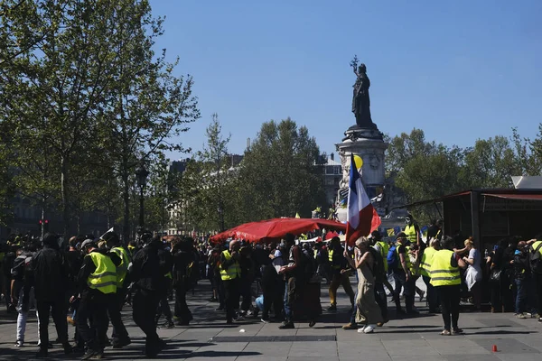 Francuska Policja Zamieszek Zderzenie Francuskim Żółte Kamizelki Protestujących Podczas Demonstracji — Zdjęcie stockowe