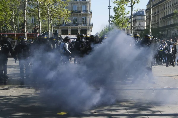 2019年4月20日 フランス パリでエマニュエル マクロンの政策に反対するイエローベスト運動が呼びかけたデモ中 フランスの機動隊がフランスの黄色いベストを抗議するデモを行った — ストック写真