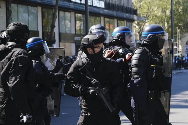 2019年4月20日 フランス パリでエマニュエル マクロンの政策に反対するイエローベスト運動が呼びかけたデモ中 フランスの機動隊がフランスの黄色いベストを抗議するデモを行った — ストック写真