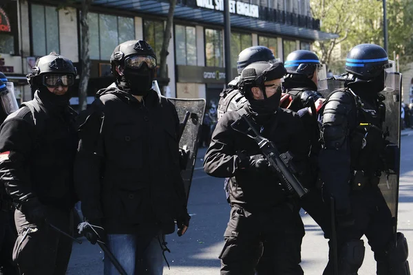 Policía Antidisturbios Francesa Choca Con Manifestantes Franceses Chalecos Amarillos Durante —  Fotos de Stock