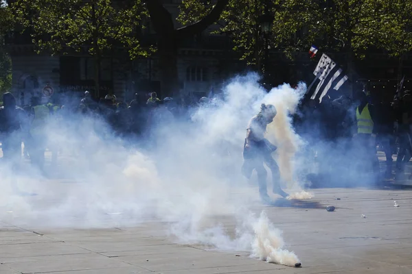 2019年4月20日 フランス パリでエマニュエル マクロンの政策に反対するイエローベスト運動が呼びかけたデモ中 フランスの機動隊がフランスの黄色いベストを抗議するデモを行った — ストック写真