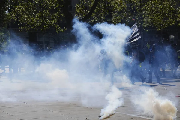 2019年4月20日 フランス パリでエマニュエル マクロンの政策に反対するイエローベスト運動が呼びかけたデモ中 フランスの機動隊がフランスの黄色いベストを抗議するデモを行った — ストック写真