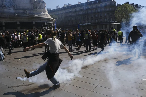 2019年4月20日 フランス パリでエマニュエル マクロンの政策に反対するイエローベスト運動が呼びかけたデモ中 フランスの機動隊がフランスの黄色いベストを抗議するデモを行った — ストック写真