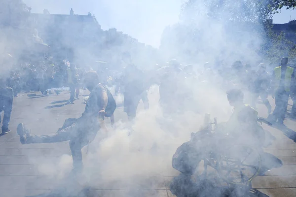 Franse Oproerpolitie Botsing Met Franse Gele Vesten Demonstranten Tijdens Een — Stockfoto