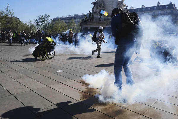 2019年4月20日 フランス パリでエマニュエル マクロンの政策に反対するイエローベスト運動が呼びかけたデモ中 フランスの機動隊がフランスの黄色いベストを抗議するデモを行った — ストック写真