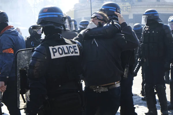 Francuska Policja Zamieszek Zderzenie Francuskim Żółte Kamizelki Protestujących Podczas Demonstracji — Zdjęcie stockowe