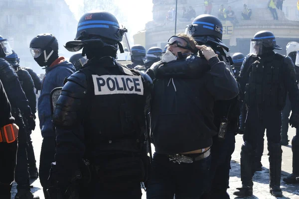 Французская Омон Столкнулась Французскими Протестующими Жёлтых Жилетах Время Демонстрации Вызванной — стоковое фото