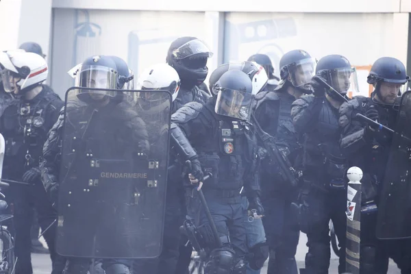 Francuska Policja Zamieszek Zderzenie Francuskim Żółte Kamizelki Protestujących Podczas Demonstracji — Zdjęcie stockowe
