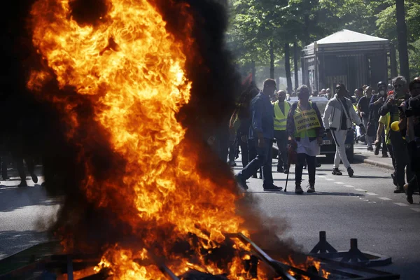 2019年4月20日 フランス パリでエマニュエル マクロンの政策に反対するイエローベスト運動が呼びかけたデモ中 フランスの機動隊がフランスの黄色いベストを抗議するデモを行った — ストック写真