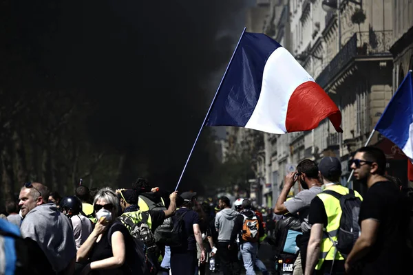 2019年4月20日 フランス パリでエマニュエル マクロンの政策に反対するイエローベスト運動が呼びかけたデモ中 フランスの機動隊がフランスの黄色いベストを抗議するデモを行った — ストック写真