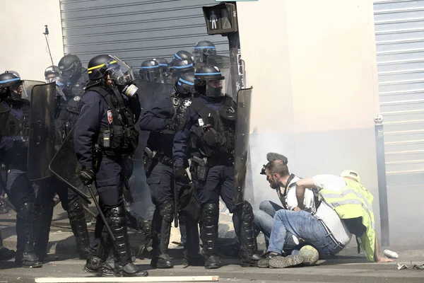 Γαλλική Αστυνομία Ταραχών Συγκρούονταν Γαλλικά Κίτρινα Γιλέκα Διαδηλωτές Κατά Διάρκεια — Φωτογραφία Αρχείου