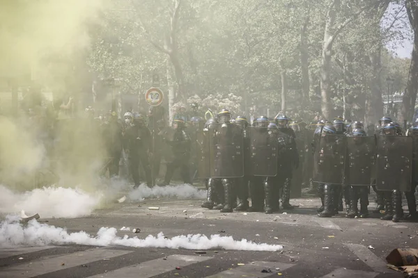 Fransız çevik kuvvet polisi, 20 Nisan 2019'da Fransa'nın Başkenti Paris'te Emmanuel Macron'un politikasına karşı Sarı yelek hareketi tarafından yapılan gösteri sırasında Fransız sarı yelekli protestocularla çatıştı