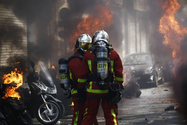 Fransız çevik kuvvet polisi, 20 Nisan 2019'da Fransa'nın Başkenti Paris'te Emmanuel Macron'un politikasına karşı Sarı yelek hareketi tarafından yapılan gösteri sırasında Fransız sarı yelekli protestocularla çatıştı