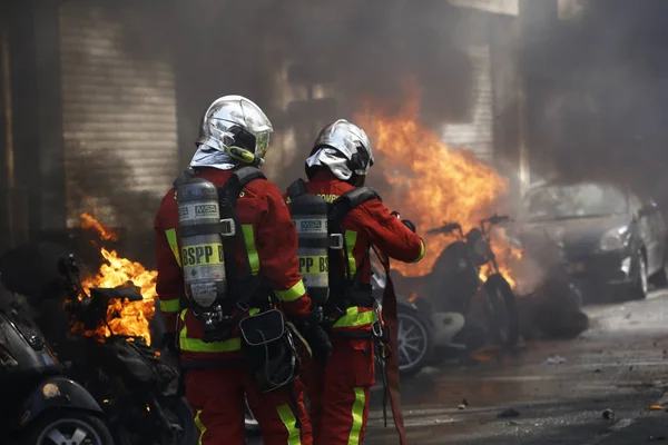 Fransız çevik kuvvet polisi, 20 Nisan 2019'da Fransa'nın Başkenti Paris'te Emmanuel Macron'un politikasına karşı Sarı yelek hareketi tarafından yapılan gösteri sırasında Fransız sarı yelekli protestocularla çatıştı