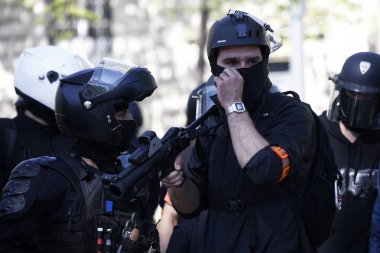 Fransız çevik kuvvet polisi, 20 Nisan 2019'da Fransa'nın Başkenti Paris'te Emmanuel Macron'un politikasına karşı Sarı yelek hareketi tarafından yapılan gösteri sırasında Fransız sarı yelekli protestocularla çatıştı