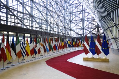 Brüksel, Belçika. 21 Şubat 2019. Avrupa Konseyi'nde Letonya ve Avrupa Birliği bayrakları dikilen bayraklar . 