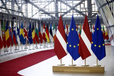 Brüksel, Belçika. 21 Şubat 2019. Avrupa Konseyi'nde Letonya ve Avrupa Birliği bayrakları dikilen bayraklar . 