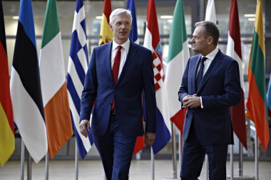Brüksel, Belçika. 21 Şubat 2019. Letonya Başbakanı Krisjanis Karins, Avrupa Konseyi'ndeki toplantı öncesinde Avrupa Konseyi Başkanı Donald Tusk tarafından karşılandı. 