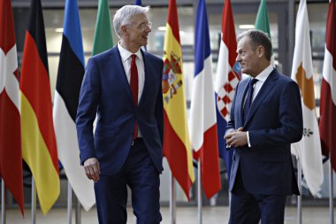 Brüksel, Belçika. 21 Şubat 2019. Letonya Başbakanı Krisjanis Karins, Avrupa Konseyi'ndeki toplantı öncesinde Avrupa Konseyi Başkanı Donald Tusk tarafından karşılandı. 