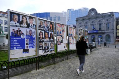 Yaklaşan federal ve Avrupa e için seçim kampanyası posterleri