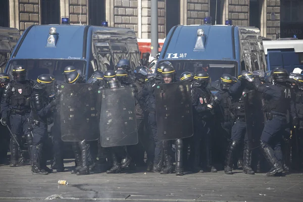 2019年4月20日 フランス パリでエマニュエル マクロンの政策に反対するイエローベスト運動が呼びかけたデモ中 フランスの機動隊がフランスの黄色いベストを抗議するデモを行った — ストック写真