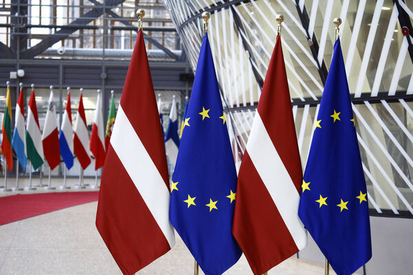 Брюссель, Бельгия 21 февраля 2019 года. В Европейском совете стоят флаги Латвии и ЕС
 . 