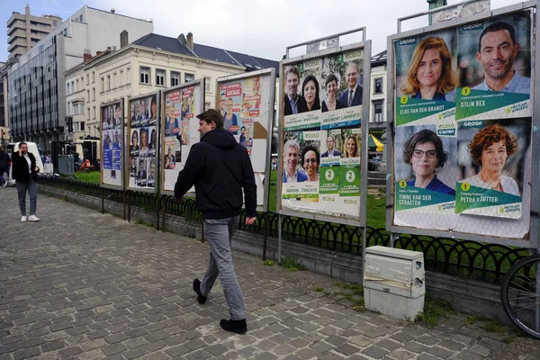 Affischer av valkampanjen för kommande federala och Europeiska e — Stockfoto