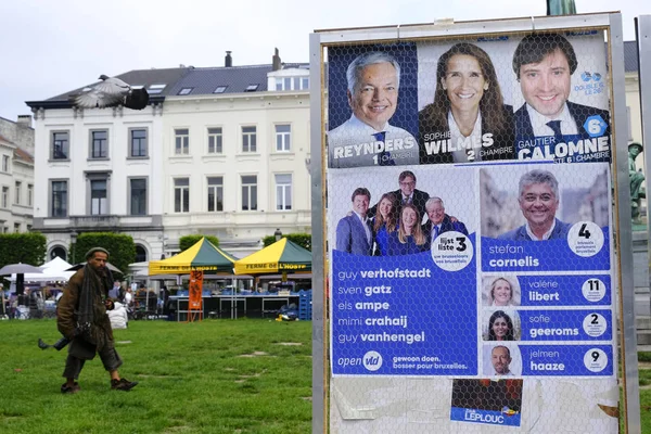 Carteles de la campaña electoral para los próximos federales y europeos e — Foto de Stock