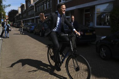 Hollanda Başbakanı Mark Rutte Th bir sandık merkezinde