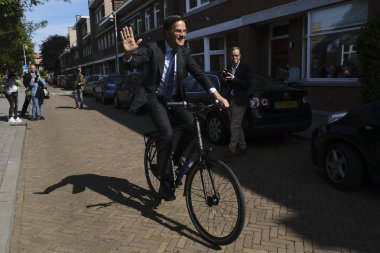 Hollanda Başbakanı Mark Rutte Th bir sandık merkezinde
