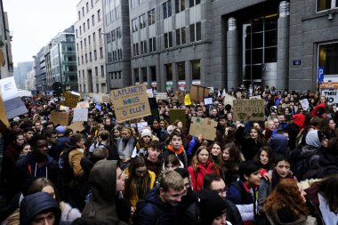 Belçikalı öğrenciler Brüksel'de bir iklim gösterisi için bir araya geldi,