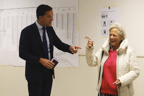 Премьер-министр Нидерландов Марк Рютте на избирательном участке в Чт
