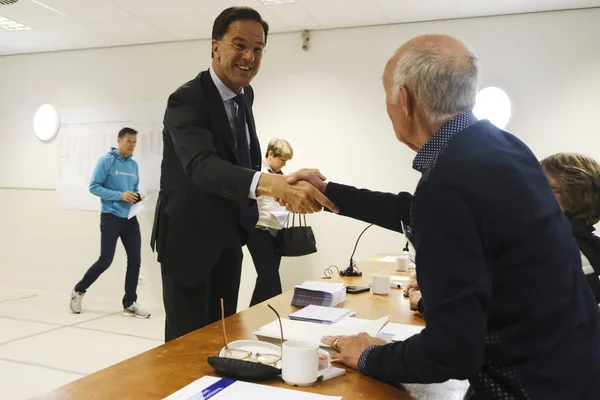 Netherlands Prime Minister Mark Rutte at a polling station in Th — Stock Photo, Image