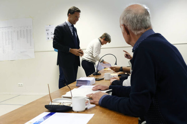 Премьер-министр Нидерландов Марк Рютте на избирательном участке в Чт
