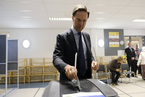 Премьер-министр Нидерландов Марк Рютте на избирательном участке в Чт
