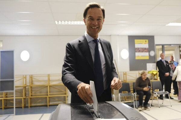 Премьер-министр Нидерландов Марк Рютте на избирательном участке в Чт
