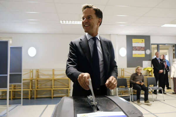 Премьер-министр Нидерландов Марк Рютте на избирательном участке в Чт
