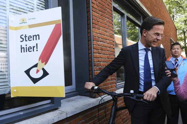 Primer Ministro de los Países Bajos Mark Rutte en un centro de votación en Th — Foto de Stock