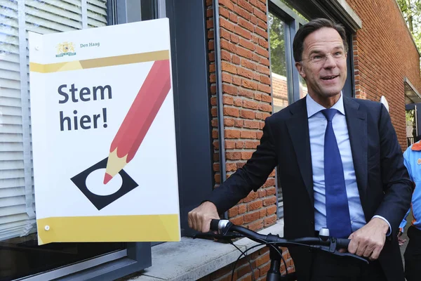 Primer Ministro de los Países Bajos Mark Rutte en un centro de votación en Th — Foto de Stock