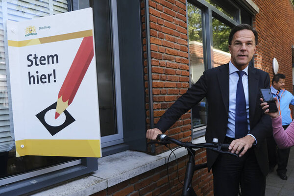 Премьер-министр Нидерландов Марк Рютте на избирательном участке в Чт
