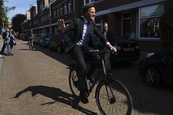 Niderlandzki Premier Mark Rutte na stacji wyborczej w th — Zdjęcie stockowe