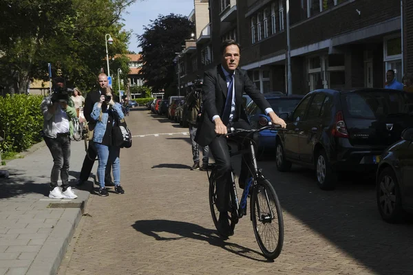 Niderlandzki Premier Mark Rutte na stacji wyborczej w th — Zdjęcie stockowe