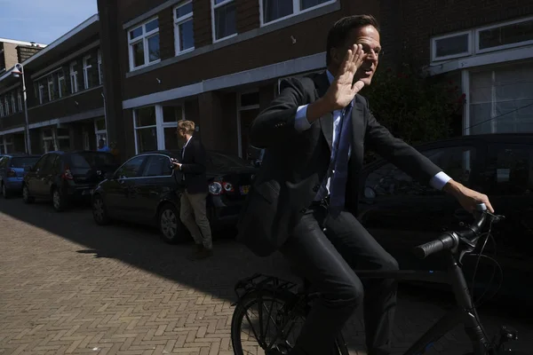 Netherlands Prime Minister Mark Rutte at a polling station in Th — Stock Photo, Image