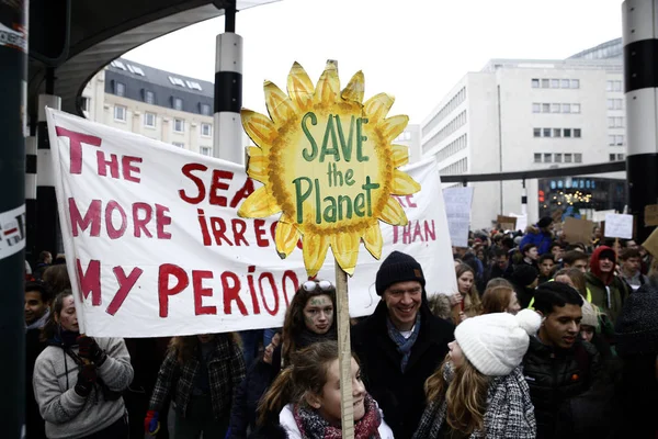 A belga diákok a brüsszeli éghajlat-demonstrációért gyűlnek össze, — Stock Fotó