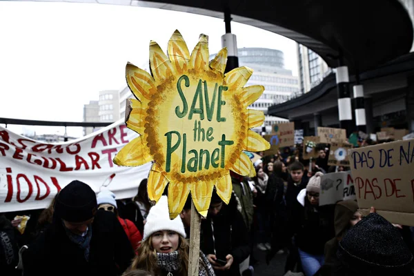 Belgičtí studenti se shromažďují za klimatickou ukázku v Bruselu., — Stock fotografie