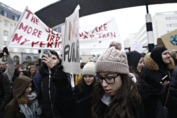 Belgijscy studenci zbierają się na demonstrację klimatyczną w Brukseli, — Zdjęcie stockowe